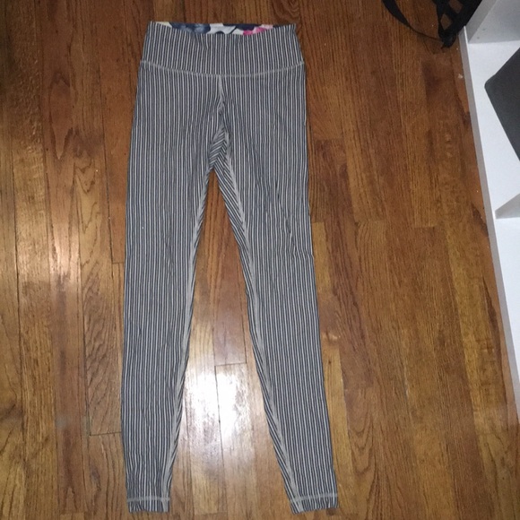 Lululemon leggings size 4!!! - Picture 2 of 2